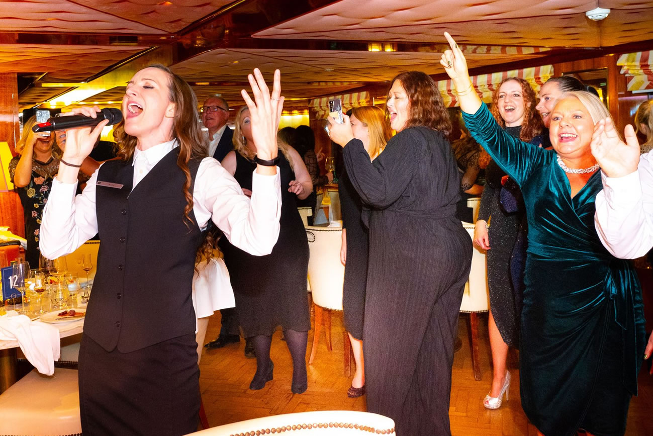 Singing Waiters in France